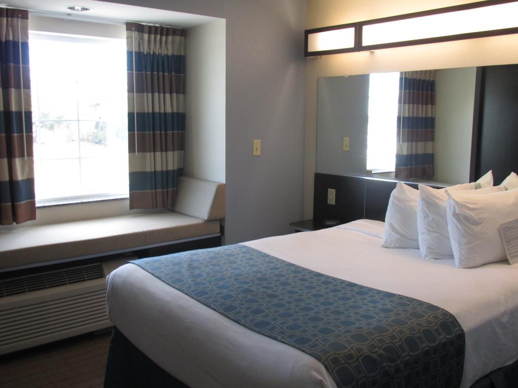 Microtel Inn & Suites Belle Chasse Room photo